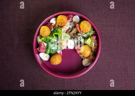 boules de fromage avec légumes dans une assiette vue du dessus Banque D'Images