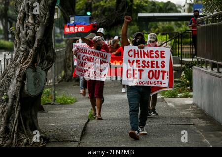 Les militants philippins détiennent des pancartes contre la poursuite de l’occupation chinoise des îles en mer de Chine méridionale, alors qu’ils protestent devant le consulat chinois de la ville de Makati, dans la métropole de Manille. Les manifestants ont appelé le gouvernement à agir rapidement et à défendre la souveraineté nationale à la suite de la présence croissante de la Chine dans les îles et les récifs disputés en mer de Chine méridionale, où des navires chinois censés être exploités par des milices ont été repérés dans les eaux territoriales des Philippines. Philippines. Banque D'Images