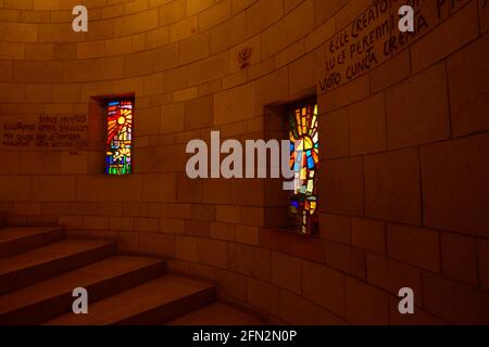 Escalier en pierre et vitraux, intérieur de la basilique de l'Annonciation ou église de l'Annonciation à Nazareth, Israël Banque D'Images