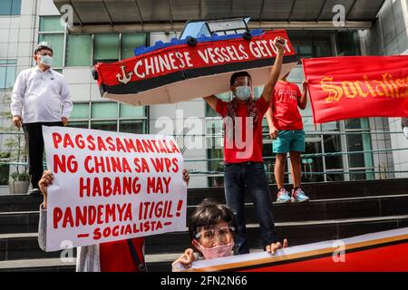 Les militants philippins détiennent des pancartes contre la poursuite de l’occupation chinoise des îles en mer de Chine méridionale, alors qu’ils protestent devant le consulat chinois de la ville de Makati, dans la métropole de Manille. Les manifestants ont appelé le gouvernement à agir rapidement et à défendre la souveraineté nationale à la suite de la présence croissante de la Chine dans les îles et les récifs disputés en mer de Chine méridionale, où des navires chinois censés être exploités par des milices ont été repérés dans les eaux territoriales des Philippines. Philippines. Banque D'Images