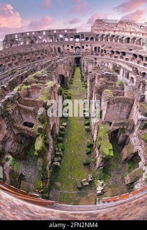 Le Colisée - Colosseo - où se sont battus les gladiateurs, l'un des monuments et bâtiments les plus célèbres de la Rome antique. Banque D'Images