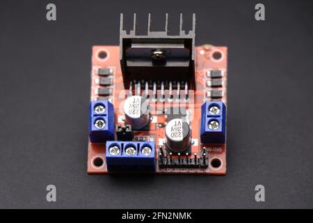 Driver de moteur utilisé dans l'interface entre le moteur et les circuits de commande utilisés pour la réalisation de projets électroniques. Pilote pour moteur pas-à-pas sur fond noir Banque D'Images