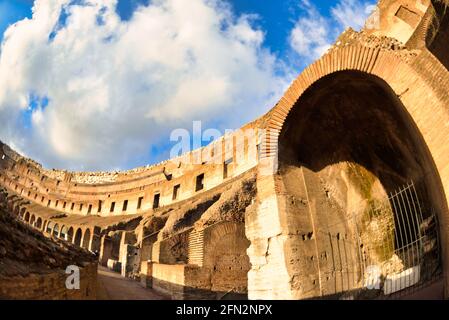 Le Colisée - Colosseo - où les gladiateurs se sont battus, l'un des monuments et bâtiments les plus célèbres et les sites touristiques de la Rome antique Banque D'Images