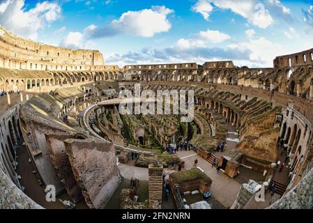 Le Colisée - Colosseo - où se sont battus les gladiateurs, l'un des monuments et bâtiments les plus célèbres de la Rome antique. Banque D'Images