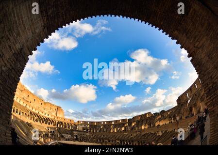 Le Colisée - Colosseo - où les gladiateurs se sont battus, l'un des monuments et bâtiments les plus célèbres et les sites touristiques de la Rome antique Banque D'Images