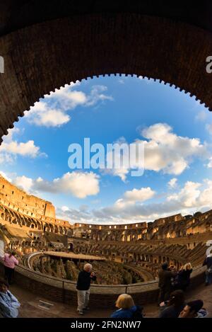 Le Colisée - Colosseo - où se sont battus les gladiateurs, l'un des monuments et bâtiments les plus célèbres de la Rome antique. Banque D'Images