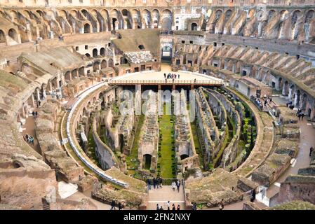 Le Colisée - Colosseo - où les gladiateurs se sont battus, l'un des monuments et bâtiments les plus célèbres et les sites touristiques de la Rome antique Banque D'Images