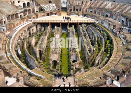 Le Colisée - Colosseo - où les gladiateurs se sont battus, l'un des monuments et bâtiments les plus célèbres et les sites touristiques de la Rome antique Banque D'Images