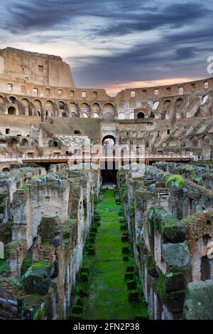 Le Colisée - Colosseo - où se sont battus les gladiateurs, l'un des monuments et bâtiments les plus célèbres de la Rome antique. Banque D'Images