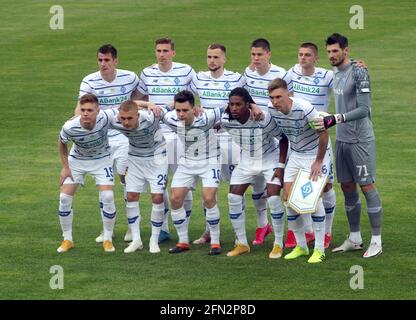 TERNOPIL, UKRAINE - 13 MAI 2021 - les joueurs du FC Dynamo Kyiv se sont alignés sur le terrain avant la finale de la coupe ukrainienne 2020/2021 contre le FC Zorya Luhansk à Ternopil, dans l'ouest de l'Ukraine. Credit: UKRINFORM/Alamy Live News Banque D'Images