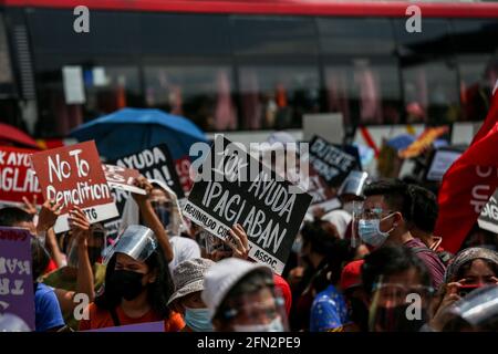 Des milliers d'activistes se joignent à une manifestation pour célébrer la fête du travail dans la ville de Quezon. Divers groupes ont appelé à des droits et des avantages du travail adéquats, tels que l'augmentation du salaire minimum, l'aide financière et les tests de masse dus à la COVID-19. Metro Manille, Philippines. Banque D'Images