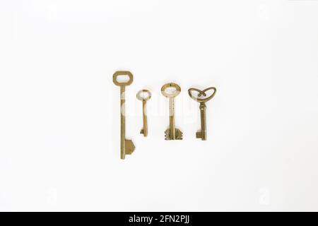 Collection Vintage Keys isolée sur fond blanc Banque D'Images