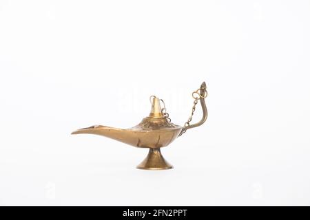 Lampe magique d'Aladin à la décoration dorée vintage sur fond blanc Banque D'Images