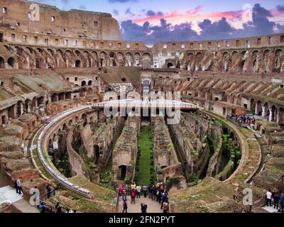 Le Colisée - Colosseo - où les gladiateurs se sont battus, l'un des monuments et bâtiments les plus célèbres et les sites touristiques de la Rome antique Banque D'Images