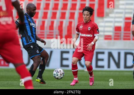 Koji Miyoshi d'Anvers et Eder Balanta du Club se battent pour le ballon lors d'un match de football entre le Royal Antwerp FC et le Club Brugge, le jeudi 13 mai 2021 Banque D'Images