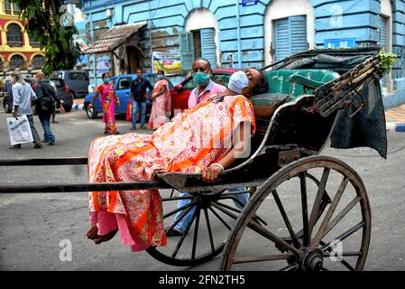 Kolkata, Inde. 13 mai 2021. Un patient covid-19 sur un pousse-pousse arrive au Kolkata Medical College Hospital.India enregistre en moyenne 4000 décès par jour dus à Covid 19 dans la crise de l'oxygène. Crédit : SOPA Images Limited/Alamy Live News Banque D'Images