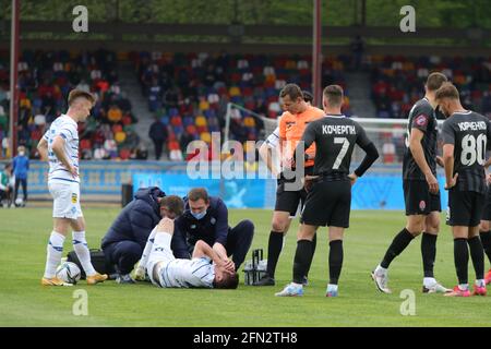 TERNOPIL, UKRAINE - 13 MAI 2021 - Medics s'adonnent à un joueur blessé du FC Dynamo Kyiv lors de la finale de la coupe ukrainienne de 2020/2021 contre le FC Zorya Luhansk à Ternopil, dans l'ouest de l'Ukraine. Credit: UKRINFORM/Alamy Live News Banque D'Images