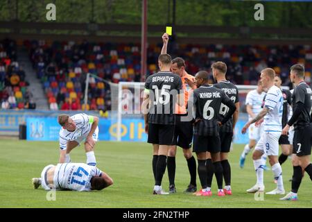 TERNOPIL, UKRAINE - 13 MAI 2021 - l'arbitre montre la carte jaune lors de la finale de la coupe ukrainienne 2020/2021 entre le FC Dynamo Kyiv et le FC Zorya Luhansk à Ternopil, dans l'ouest de l'Ukraine. Credit: UKRINFORM/Alamy Live News Banque D'Images