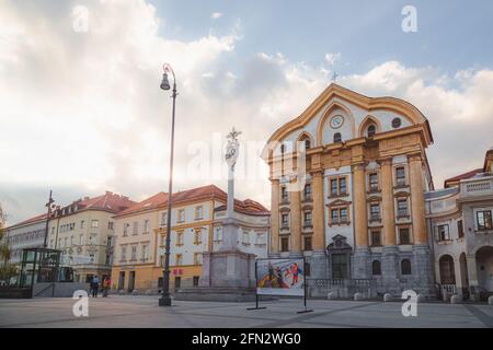 Ljubljana, Slovénie - octobre 10 2014 : Église Ursuline de la Sainte Trinité sur la place de l'Université de Ljubljana, dans la capitale de la vieille ville, par beau temps Banque D'Images