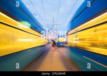 Zagreb, Croatie - octobre 7 2014: Motion blur Timlapse et des sentiers de lumière des transports en commun trams sur la rue Ilica dans la vieille ville du centre-ville urbain de Banque D'Images