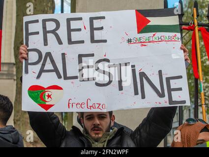 Manifestant au rassemblement de Save Sheikh Jarrah pour une Palestine libre, exhortant le gouvernement britannique à prendre des mesures et à cesser de permettre à Israël d'agir en toute impunité. Banque D'Images