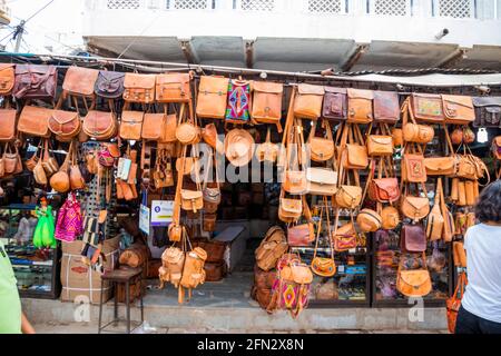 Une gamme d'objets artisanaux indiens est exposée Banque D'Images