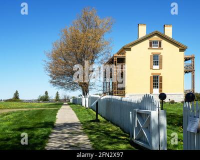 Sackets Harbor, New York, États-Unis. 12 mai 2021. Traversez le parc du site historique de l'État du champ de bataille de Sackets Harbor avec le Commuan de Navy Yard Banque D'Images