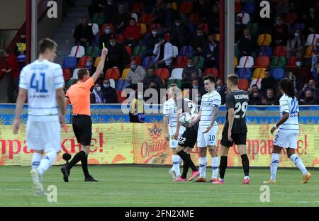 TERNOPIL, UKRAINE - 13 MAI 2021 - l'arbitre montre la carte jaune lors de la finale de la coupe ukrainienne 2020/2021 entre le FC Dynamo Kyiv et le FC Zorya Luhansk à Ternopil, dans l'ouest de l'Ukraine. Credit: UKRINFORM/Alamy Live News Banque D'Images