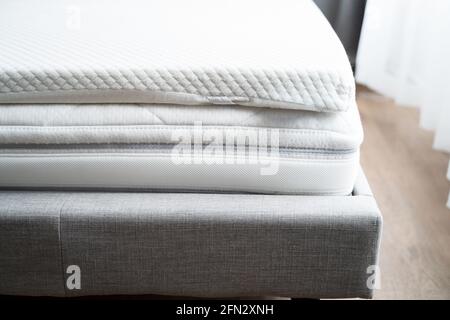 Surmatelas en mousse à mémoire de forme dans la chambre Banque D'Images