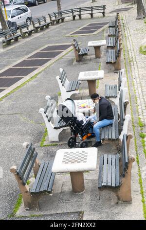 Bancs et tables avec échiquier peint dans l'un des nombreux petits parcs de poche de Brooklyn, New York. Banque D'Images