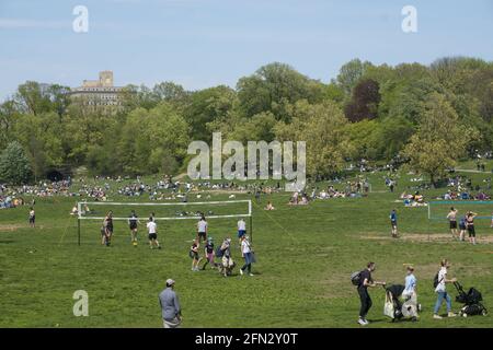 Des groupes de personnes ont pris des distances sociales et ont profité d'une chaude journée de printemps à Prospect Park pendant un an dans la pandémie Covid-19 à Brooklyn, New York. Banque D'Images