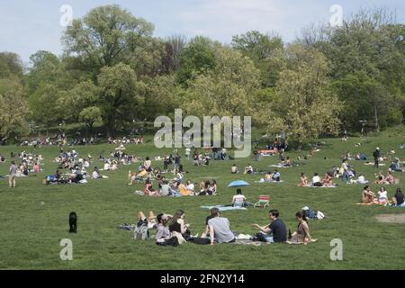 Des groupes de personnes ont pris des distances sociales et ont profité d'une chaude journée de printemps à Prospect Park pendant un an dans la pandémie Covid-19 à Brooklyn, New York. Banque D'Images