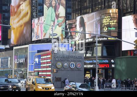 LE poste DE recrutement DES forces ARMÉES AMÉRICAINES est entouré de panneaux d'affichage, de touristes et de trafic à Broadway et à la 43ème rue à Times Square à Manhattan, New York. Banque D'Images