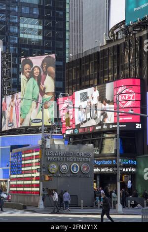 LE poste DE recrutement DES forces ARMÉES AMÉRICAINES est entouré de panneaux d'affichage, de touristes et de trafic à Broadway et à la 43ème rue à Times Square à Manhattan, New York. Banque D'Images