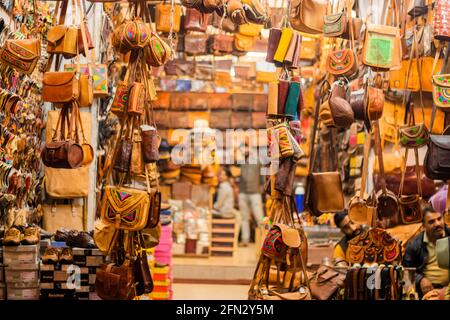 Une gamme d'objets artisanaux indiens est exposée Banque D'Images