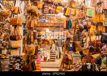 Une gamme d'objets artisanaux indiens est exposée Banque D'Images