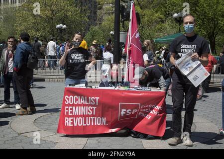 Journée de mai, également appelée Journée des travailleurs ou Journée internationale des travailleurs, journée commémorant les luttes et les gains historiques réalisés par les travailleurs et le mouvement ouvrier, observés dans de nombreux pays le 1er mai. Les militants syndicaux, les socialistes et les membres de diverses causes progressistes défilent et manifestent à Union Square à Manhattan, New York. Banque D'Images