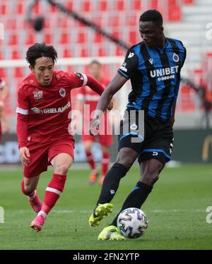 Koji Miyoshi d'Anvers et Odilon Kossounou du Club se battent pour le ballon lors d'un match de football entre le Royal Antwerp FC et le Club Brugge, jeudi 13 mai Banque D'Images