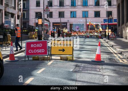 Route fermée et panneaux de déviation à une fermeture de roadworks près de Colmore Row dans le centre-ville de Birmingham, Royaume-Uni Banque D'Images