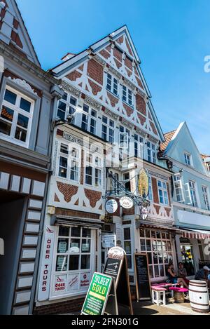 Hansestadt Stade, Allemagne - 22 août 2019: Rue commerçante avec restaurants, magasins et gens autour de Hansestadt Stade, Basse-Saxe, Allemagne Banque D'Images