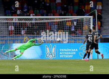 TERNOPIL, UKRAINE - 13 MAI 2021 - le gardien de but Nikola Vasilj du FC Zorya Luhansk fait une économie lors de la finale de la coupe ukrainienne 2020/2021 contre le FC Dynamo Kyiv à Ternopil, dans l'ouest de l'Ukraine. Credit: UKRINFORM/Alamy Live News Banque D'Images