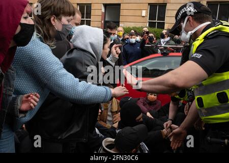 Glasgow, Royaume-Uni. 13 mai 2021. Une manifestation dans la rue Kenmure, dans la zone de Pollokshields de la ville, pour protester contre la détention de deux hommes immigrants par des agents de détention de l'Immigration, a été accueillie par une forte présence policière alors que des manifestants ont bloqué des routes empêchant la camionnette de l'Immigration de quitter. Après des heures de négociation, les immigrants ont été libérés sans frais. Crédit photo : jeremy sutton-hibbert/Alay Live News Banque D'Images