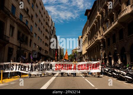 Barcelone, Espagne. 13 mai 2021. Les étudiants défilent lors d'une grève organisée pour exiger une meilleure éducation publique pour tous les corps le 13 mai 2021 à Barcelone, Espagne. Sous la devise « engagé pour l'école publique, nous en sommes venus à gagner », des étudiants de l'université ont organisé des démonstrations du pacifique dans le centre-ville. (Photo par Davide Bonaldo/Sipa USA) crédit: SIPA USA/Alay Live News Banque D'Images