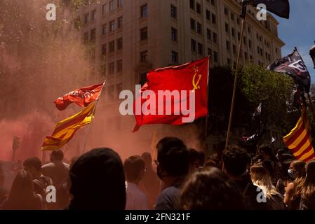 Barcelone, Espagne. 13 mai 2021. Les étudiants défilent lors d'une grève organisée pour exiger une meilleure éducation publique pour tous les corps le 13 mai 2021 à Barcelone, Espagne. Sous la devise « engagé pour l'école publique, nous en sommes venus à gagner », des étudiants de l'université ont organisé des démonstrations du pacifique dans le centre-ville. (Photo par Davide Bonaldo/Sipa USA) crédit: SIPA USA/Alay Live News Banque D'Images