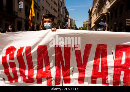 Barcelone, Espagne. 13 mai 2021. Les étudiants défilent lors d'une grève organisée pour exiger une meilleure éducation publique pour tous les corps le 13 mai 2021 à Barcelone, Espagne. Sous la devise « engagé pour l'école publique, nous en sommes venus à gagner », des étudiants de l'université ont organisé des démonstrations du pacifique dans le centre-ville. (Photo par Davide Bonaldo/Sipa USA) crédit: SIPA USA/Alay Live News Banque D'Images