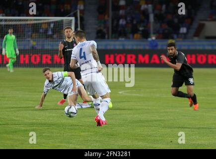 TERNOPIL, UKRAINE - 13 MAI 2021 - le défenseur Denys Popov du FC Dynamo Kyiv contrôle le ballon lors de la finale de la coupe ukrainienne 2020/2021 contre le FC Zorya Luhansk à Ternopil, dans l'ouest de l'Ukraine. Credit: UKRINFORM/Alamy Live News Banque D'Images