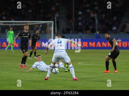 TERNOPIL, UKRAINE - 13 MAI 2021 - le défenseur Denys Popov du FC Dynamo Kyiv contrôle le ballon lors de la finale de la coupe ukrainienne 2020/2021 contre le FC Zorya Luhansk à Ternopil, dans l'ouest de l'Ukraine. Credit: UKRINFORM/Alamy Live News Banque D'Images