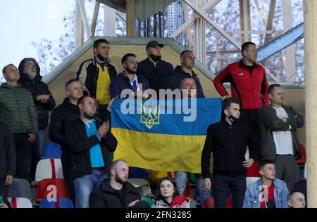 TERNOPIL, UKRAINE - 13 MAI 2021 - les fans du drapeau ukrainien regardent la finale de la coupe ukrainienne 2020/2021 entre le FC Dynamo Kyiv (kit blanc) et le FC Zorya Luhansk à Ternopil, dans l'ouest de l'Ukraine. Credit: UKRINFORM/Alamy Live News Banque D'Images