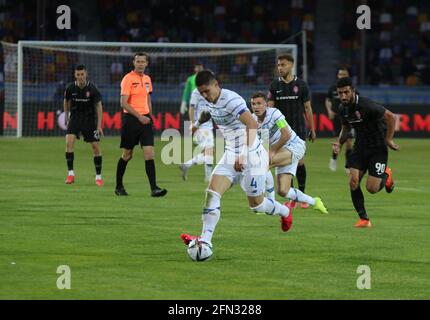 TERNOPIL, UKRAINE - 13 MAI 2021 - le défenseur Denys Popov du FC Dynamo Kyiv contrôle le ballon lors de la finale de la coupe ukrainienne 2020/2021 contre le FC Zorya Luhansk à Ternopil, dans l'ouest de l'Ukraine. Credit: UKRINFORM/Alamy Live News Banque D'Images