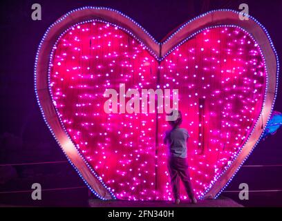 Installation éclairée en forme de cœur Banque D'Images